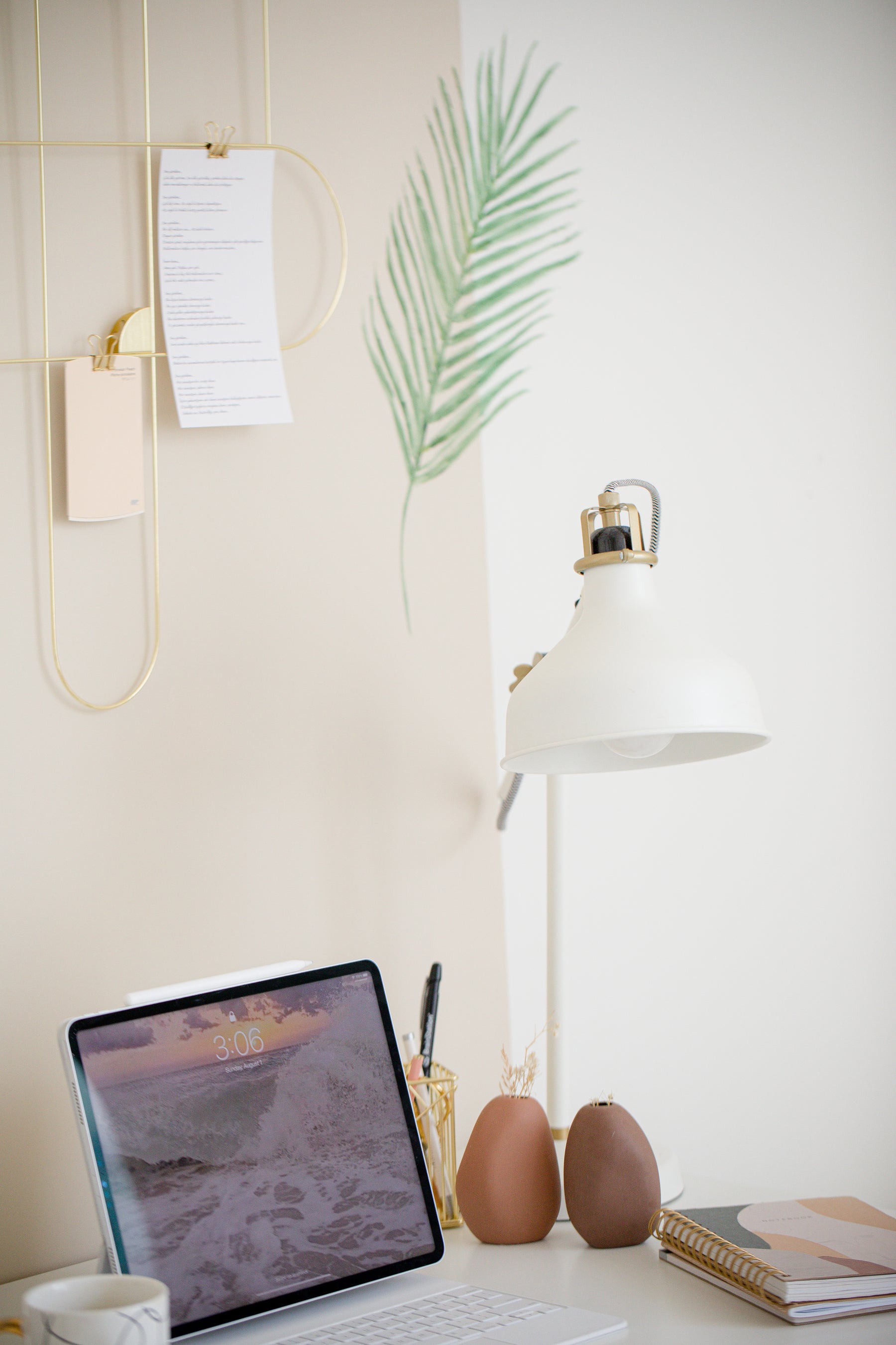 Bureau lumineux avec tablette, carnets et accessoires dans des tons naturels